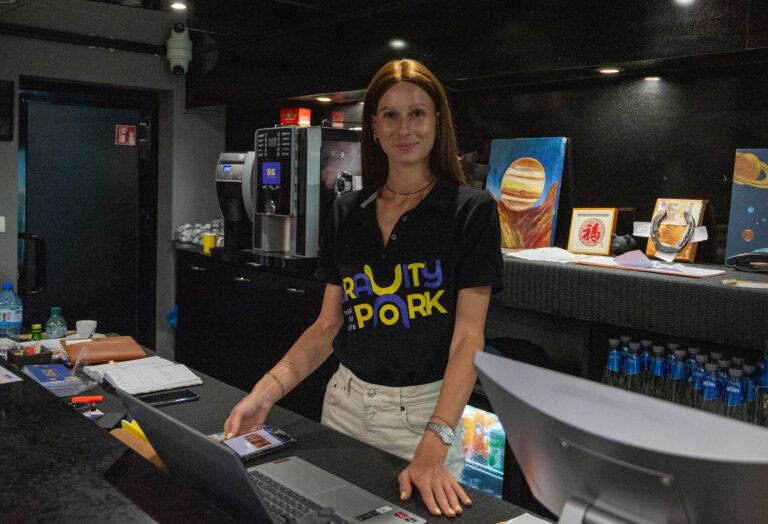 Тераса и бар за придружители image